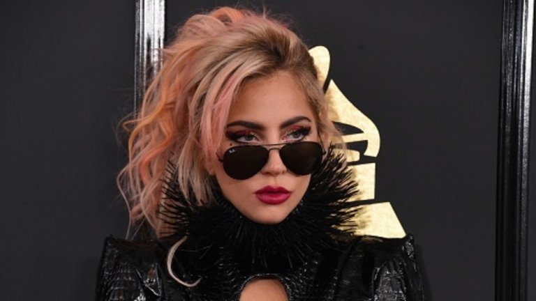  Лейди Гага 

Със зашеметяващите си шоута и разточителни сценични костюми екстравагантната певица прави впечатление на жена, която харчи с размах за всяка своя прищявка. И със състояние, оценено на 275 млн. долара, можем да предположим, че Лейди Гага живее доста "нашироко". 

Всъщност неведнъж звездата е признавала в свои интервюта, че се стреми да пазарува от разпродажби и предпочита да използва купони за намаления, ако е в супермаркета. И допълва, че понякога мениджърът й се обажда притеснен, за да я пита дали нещо не се е случило с кредитната й карта, защото няма отчетени транзакции от нея. Истината е, че в много области на живота си Гага се опитва да харчи колкото се може по-малко.