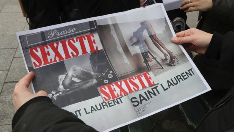 Рекламата, която можеше да се види из цял Париж по време на седмицата на модата, беше категоризирана в социалните медии като обидна за жените и сексиска