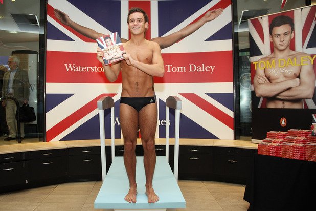 Том Дейли издаде автобиография и я представи в лондонски мол на "Пикадили" в екипа си - шампионът по скокове във вода е един от спортните любимци на британците. В книгата Том скандализира, като намекна за първи път за сексуалната си ориентация, в която днес вече няма съмнение - открито насочена към същия пол.