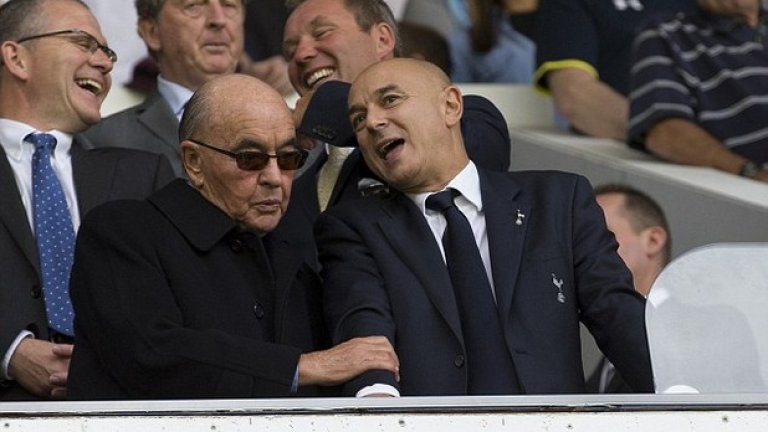 Джо Люис (вляво) превръща в несметно богатство всичко, до което се докосне. В началото на следващата година собстеникът на Тотнъм ще навърши 80.