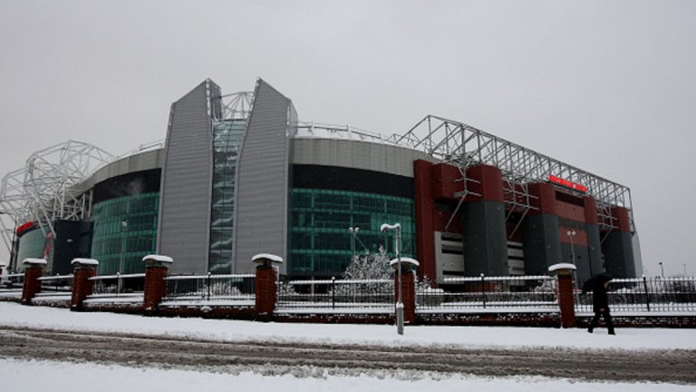 Дербитата на Манчестър и Ливърпул са под въпрос