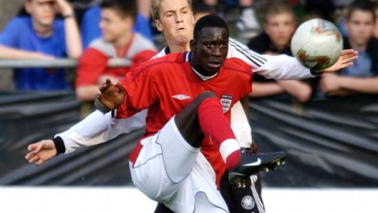 Черно Самба
132 гола в 32 мача от един-единствен нападател? Самба ги постигна като 13-годишен в юношеския футбол. Свръхестественото постижение го направи известен за кратко, но не му донесе голяма кариера. В мъжкия футбол започна с Милуол, откъдето отказаха оферта от Ливърпул за Самба на стойност 2 млн. паунда. След това гамбиецът премина в испанския Кадис и имаше безголови периоди в Плимут, във финландското първенство, и във вторите дивизии на Гърция и Норвегия. На 29 г. обяви, че прекратява кариерата си заради контузия.