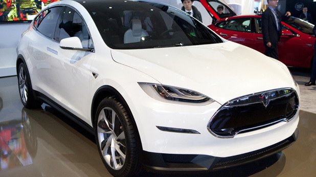 Tesla Model X
Изцяло електрически кросоувър с характеристики на спортен автомобил? Да, клиентите са готови за Model X. До края на септември Tesla получи над 20 000 резервации за Model X, като за огромна част от тези хора цената не е решаваща.
Моделът трябваше да излезе на пазара през 2013, след това премиерата беше отложена за 2014, но през февруари дойде ново отлагане – за 2015.