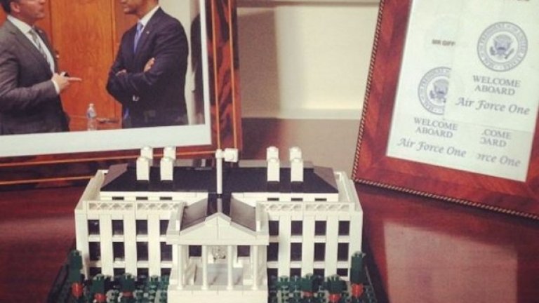 Снимка с Обама, бележки от Air Force One и Лего-модел на Белия дом