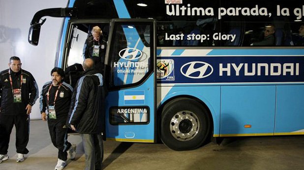 Великият Диего Марадона слиза от автобуса със слоган, който превозваше Аржентина преди 4 години в ЮАР.