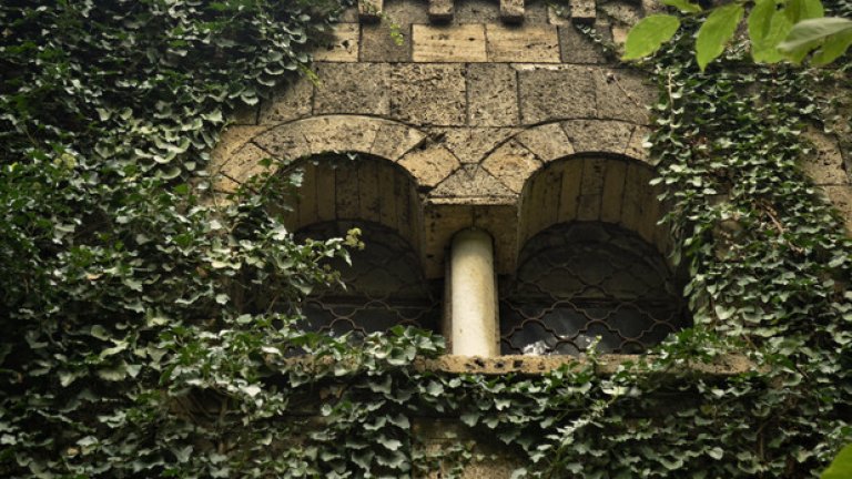 На фона на обраслите с бръшлян стени изразът "забравен от Бога" придобива зловещ смисъл