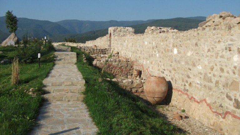 Крепостта "Перистера" в Пещера - червеният пласт отделя оригинала от новото строителство