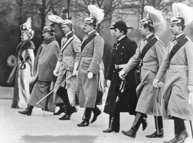 Семеен марш: на всеки първи ден от новата година семейството на казера Вилхелм II изпълнява един и същ ритуал. Кайзерът и синовете му обаче се оказват в изненадваща компания през 1906 г., когато до кайзера се явява и съпругата му…