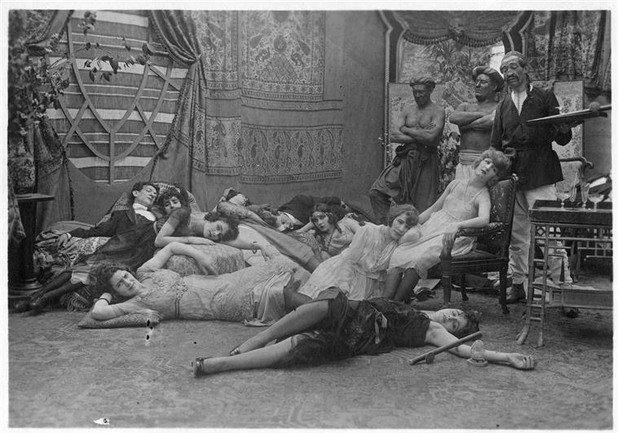 Жени лежат на пода в опиумно опиянение, 1920-година.