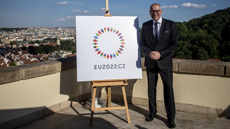 Външният министър Микулас Бек позира пред логото на чешкото Председателство