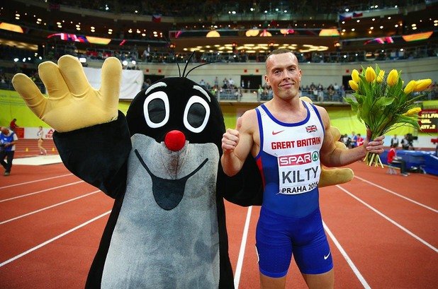Ричард Килти е шампион на 60 метра на европейското в Прага и с кого да сподели първо радостта? Естествено, с талисмана на първенството!