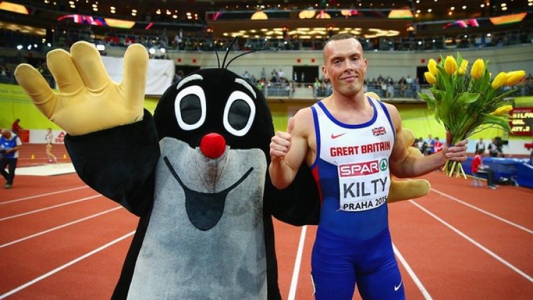 Ричард Килти е шампион на 60 метра на европейското в Прага и с кого да сподели първо радостта? Естествено, с талисмана на първенството!
