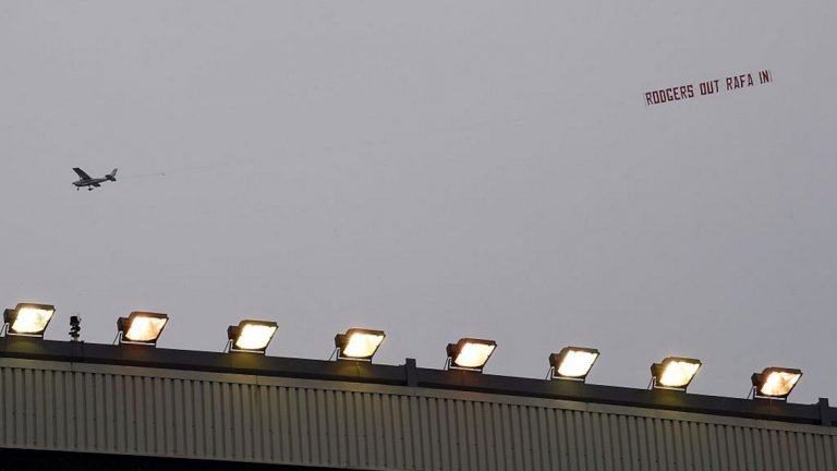 Май 2015: “Rodgers Out Rafa In”
На "Анфийлд" се смееха, че феновете на Манчестър Юнайтед гонят Мойс със самолет, но призоваха Брендън Роджърс да бъде освободен, а на негово място да се върне Рафаел Бенитес.