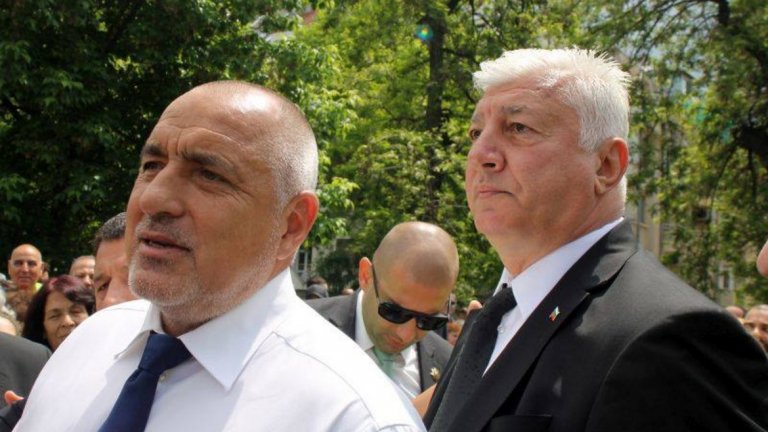 Здравко Димитров-Зико беше обявен за кандидат на ГЕРБ за кмет на Пловдив, не по волята на местната организация, а благодарение на личната подкрепа от Бойко Борисов. Победата на бившия баскетболист обаче далеч не е сигурна. Напротив - под сериозен риск е от "приятелски огън" от страна на ГЕРБ-Пловдив.