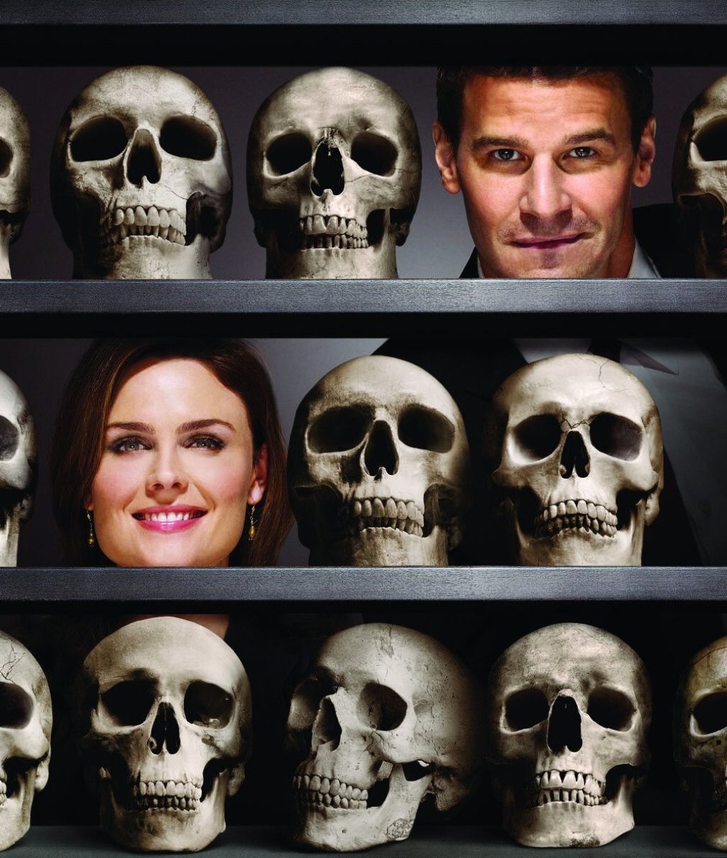 3. „Кости“ (Bones) 
От 13 септември 2005г. Буут и Бренан са борещата се с престъпления двойка номер  едно.  Динамиката между двамата главни герои, лекият черен хумор, добре обмислените криминални случаи и невероятната актьорска игра, са факторите, ко