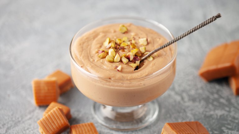 Карамелен пудингВкусът на карамела никога не е в повече и този елементарен пудинг е доказателство. В дълбока тенджера загряваме половин чаша бяла захар, половин чаша кафява захар, 3 супени лъжици нишесте, шипка сол и индийско орехче. Бъркаме енергично до смесване и махаме от котлона, за да се охлади леко.

Изсипваме 3 чаши прясно мляко, 3 жълтъка и 2 супени лъжици масло и връщаме на слаб котлон. Готвим 2-3 минути или до сгъстяване на сместа, след което сипваме в десертни чаши и охлаждаме за една нощ. Поднасяме със сметана, още карамел или ванилов сладолед.