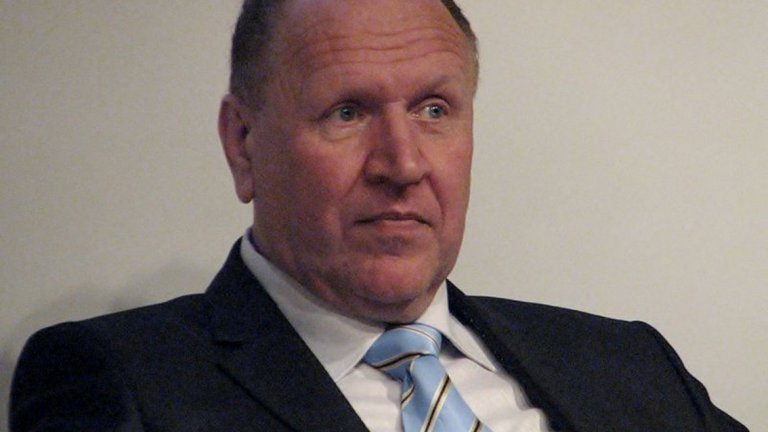 Според крайноконсервативния вътрешен министър на страната Март Хелме Алиансът има проблем