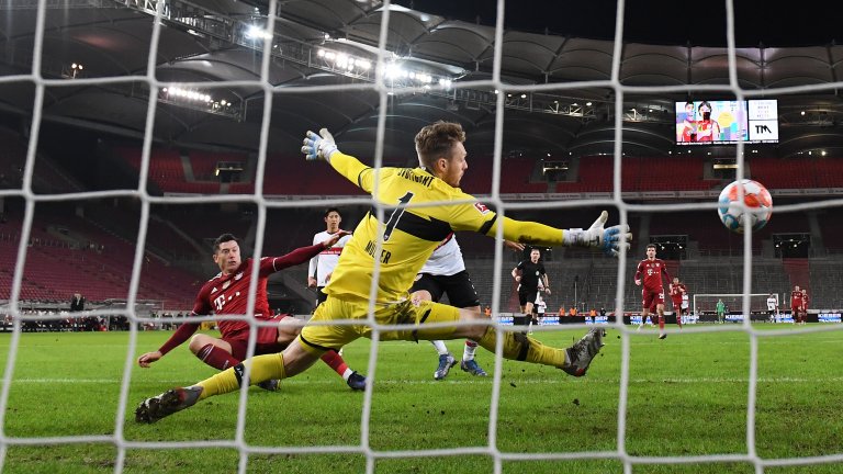 Байерн се позабавлява за сметка на "швабите", Лева изравни Герд Мюлер