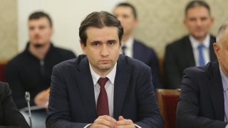 Според Божидар Божанов двете бюлетини - хартиената и тази, произведена от машината, трябва да се броят поотделно