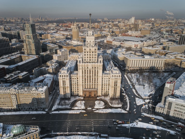 Сградата до Червената порта