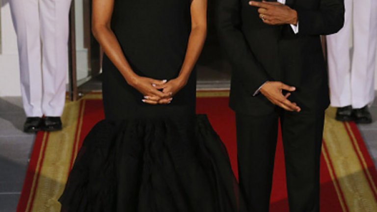 Мишел Обама заложи на черна рокля на китайско-американската дизайнерка Вера Уанг за държавната вечеря в чест на китайския президент Си Цзинпин. Държавният глава държеше да демонстрира възхищението си от модния избор на съпругата си.