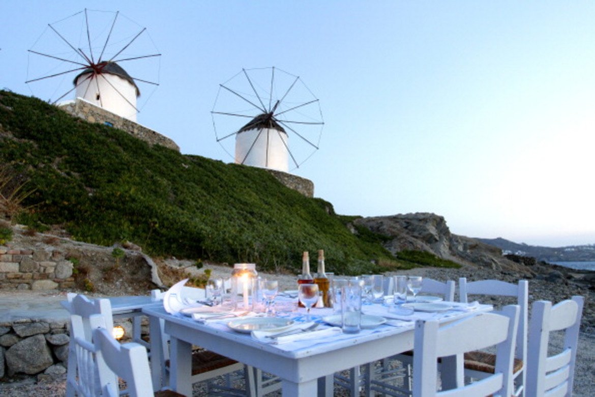 Миконос е малък слънчев гръцки остров с бурен нощен живот и много бели каменни сгради. Наричат го малката Венеция на Гърция. Любим на модните блогърки от цял свят. 
Това лято доста време там прекара и любимата на Григор - Никол Шерцингер. 

След ден, прекаран на плажа, е традиция вечерта да започне с питиета в някои от привлекателните барове. В Миконос можете да изпробвате някой от 32-та бара или 19 нощни клуба.

Най-известният от тях е клубът Cavo Paradiso на плажа Paradise. Той ежегодно кани някои от най-известните световни диджеи като Карл Кокс, Бени Бенаси и Давид Гета.

В Миконос се намира и един от най-известните гей-барове в Европа – Pierros. Въобще, това не е място за хора с предразсъдъци. 
