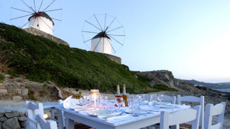 Миконос е малък слънчев гръцки остров с бурен нощен живот и много бели каменни сгради. Наричат го малката Венеция на Гърция. Любим на модните блогърки от цял свят. 
Това лято доста време там прекара и любимата на Григор - Никол Шерцингер. 

След ден, прекаран на плажа, е традиция вечерта да започне с питиета в някои от привлекателните барове. В Миконос можете да изпробвате някой от 32-та бара или 19 нощни клуба.

Най-известният от тях е клубът Cavo Paradiso на плажа Paradise. Той ежегодно кани някои от най-известните световни диджеи като Карл Кокс, Бени Бенаси и Давид Гета.

В Миконос се намира и един от най-известните гей-барове в Европа – Pierros. Въобще, това не е място за хора с предразсъдъци. 
