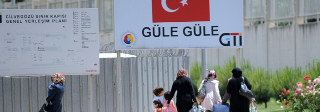 Syrian refugees by Turkish border