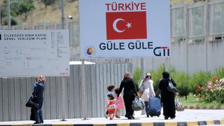 Syrian refugees by Turkish border