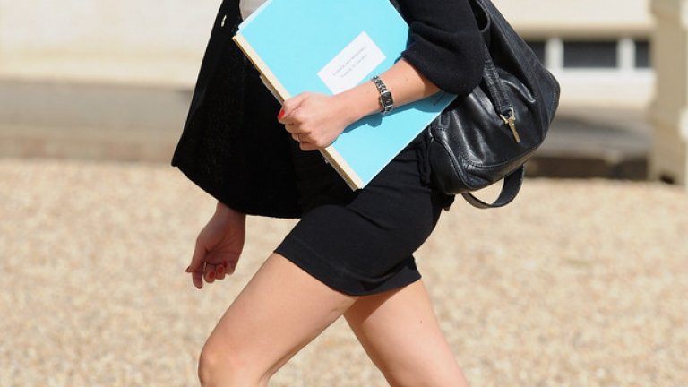 Фльор Пелерен е високообразована и свръхамбициозна. 
Тя стана известна като първият член на френското правителство от азиатски произход. Владее английски и немски език, ползва японски език.