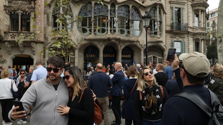 2. Каса Батийо (Casa Batllo) е място, пред което винаги, без значение от деня, ще откриете тълпа от туристи, правещи си селфита или чакащи на опашка за разходка из къщата.