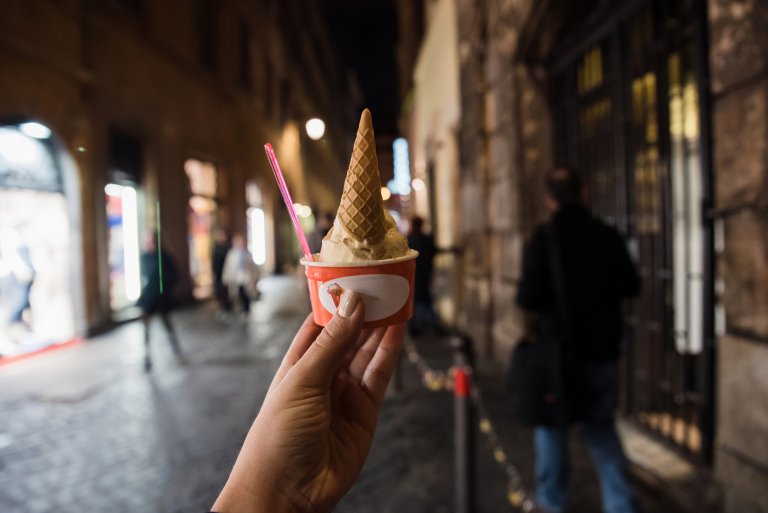 За много италианци разходката с похапване на сладолед след една късна вечеря е удоволствие и любима традиция.
