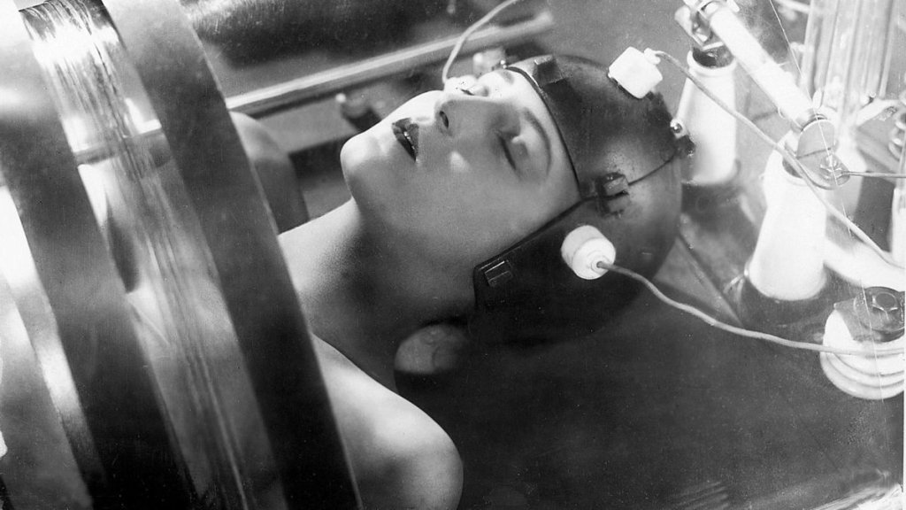 \"Метрополис\" (Metropolis, 1927)
Една от първите антиутопии в киното е дело на немския импресионист Фриц Ланг, който разказва историята на града Метрополис, в който има конфликт  между  висшата и нисшата класа. И една любовна история между момче и м