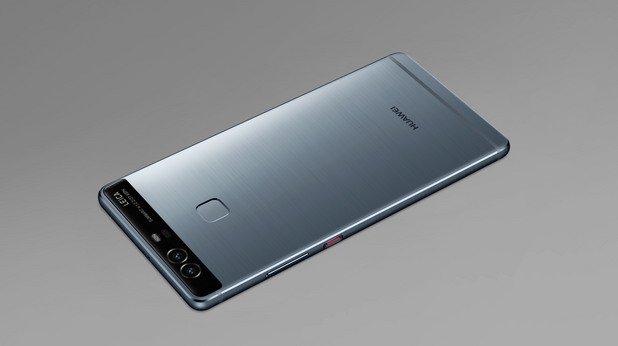 10. Huawei P9

+ Мощен процесор
+ Добра система на камерата
- Среден живот на батерията
- Нестандартен интерфейс като за Android


P9 впечатлява със солидната си изработка, както и с камерата си - тестовете на TechRadar показват, че това е третият най-добър фотоапарат от всички смартфони на пазара. 

Huawei P9 е телефон, който предлага много качества за цената си и показва, че компанията има място сред производителите на най-добрите устройства на годината. 

