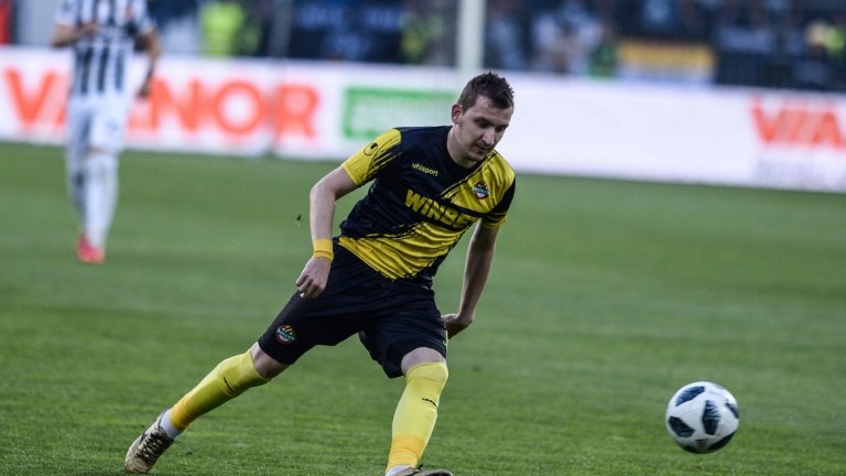 Тодор Неделев не скри възмущението си, но и не отказа полиграфа. "Питайте директорите защо правим всичко това. Пълна подигравка. Нормално е да ни натежи и да се отрази на представянето ни на терена", заяви той след загубата на Ботев от ЦСКА.