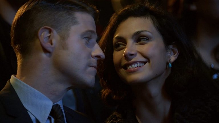 Готъм и любов!
Ролята с най-голямо значение в живота на Бакарин е в сериала "Готъм" (Gotham). В своите пет сезона той отново разказва произхода на супергероя Батман, но тук Брус Уейн е тийнейджър, а акцентът пада върху полицая Джим Гордън, изигран от Бен Маккензи ("Кварталът на богатите"). Бакарин е в ролята на лекаря Лесли Томпкинс, между която и Гордън бързо прехвърчат искри. Това обаче не се случва само пред камерите...