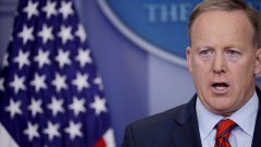 Говорителят на Белия дом Шон Спайсър се извини за коментар по повод Башар Асад, който прозвуча като омаловажаване на нацисткия режим.