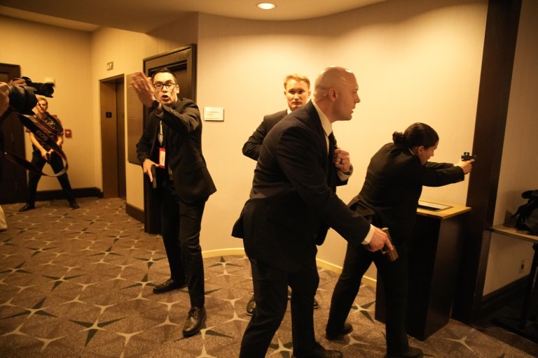 Агенти на Сикрет Сървис обезопасяват района след стрелбата.