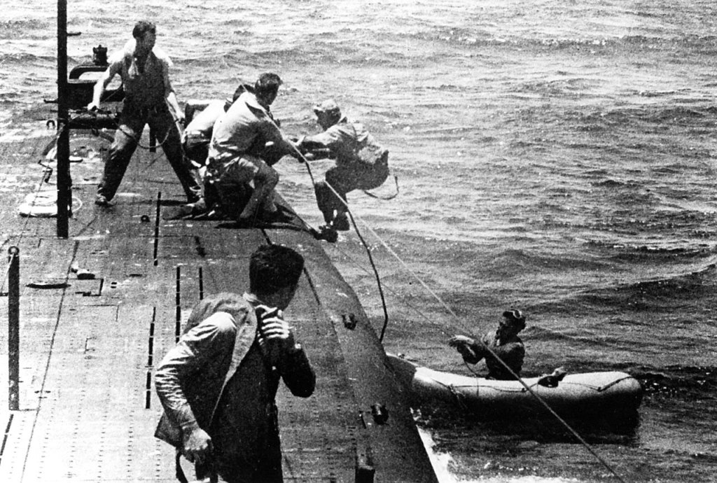 1280px-USS_Tang_(SS-306)_rescues_airmen_off_Truk_in_1944