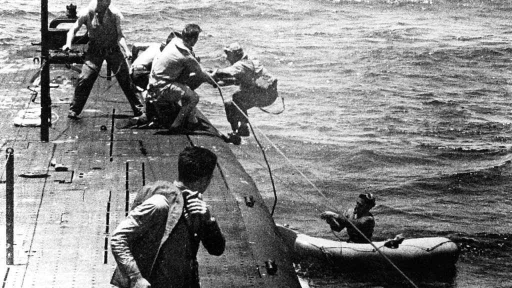 1280px-USS_Tang_(SS-306)_rescues_airmen_off_Truk_in_1944