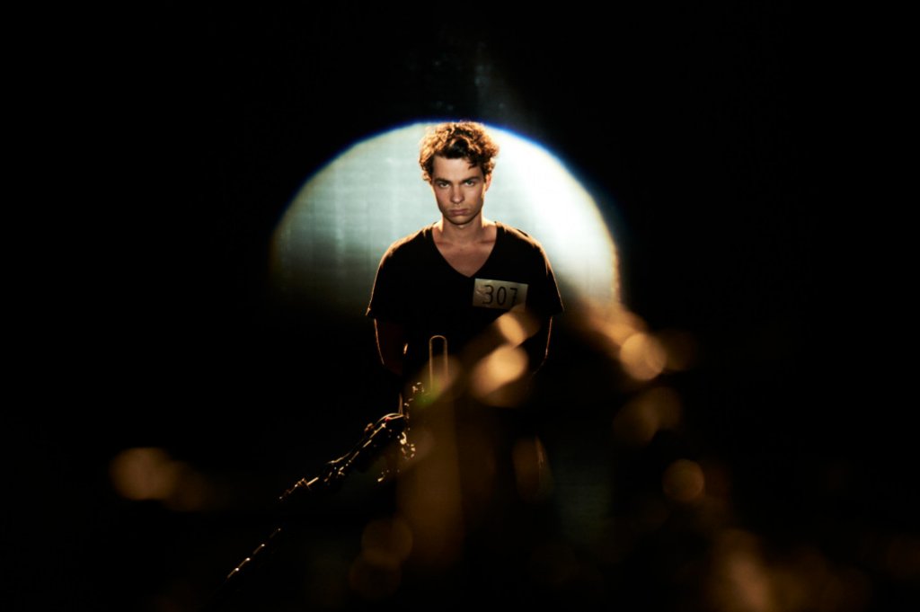 “Шекспир като улично куче”
Филмът на Валери Йорданов се развива около младо момче, което разполага с два големи таланта. Единият се изявява на театралната сцена, а другият - в уличните боеве. Залозите се вдигат, когато близък човек на главния герой е поставен в опасност. Обстоятелствата притискат момчето да избере един път - незаконните мачове за пари или рецитирането на Шекспир.