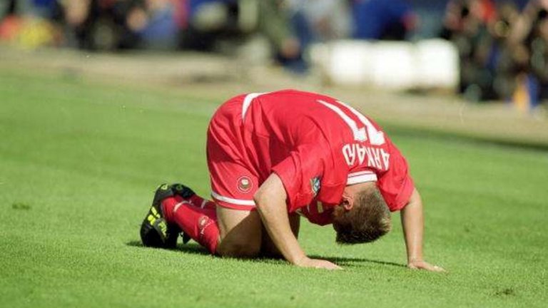 Дарън Барнард: Подхлъзва се на кучешка урина
Бившият уелски национал игра за Челси и Барнзли във Висшата лига, а името му е се свързва със странен инцидент. През 1999 г. се подхлъзва в кухнята си, след като новият им домашен любимец е свършил работата на пода.