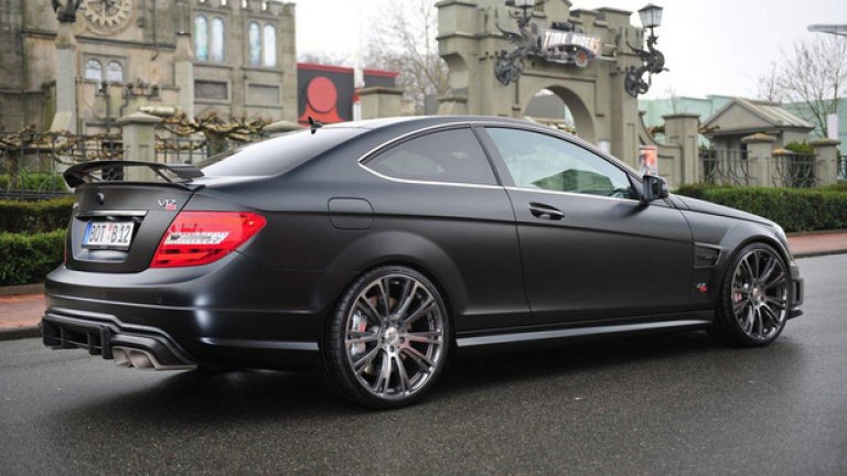 Ускорението от 0 до 300 км/ч става за 23,8 секунди. До 200 км/ч всичко се случва доста по-бързо – за 9,8 секунди, а до 100 – за 3,7 секунди. 100 километра в града ще ви струват 23,4 литра по данни на Brabus. Цената – 450 000 евро.