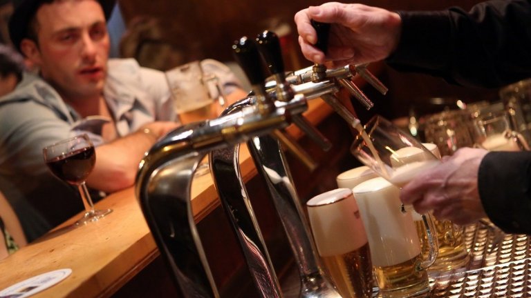 "За мен е неразбираемо как и защо много българи в чужбина дори и след години познават единствено маршрута работа-супермаркет-вкъщи. Някои по-любознателни включват и баровете за залагания, публичните домове около гарата и битака."