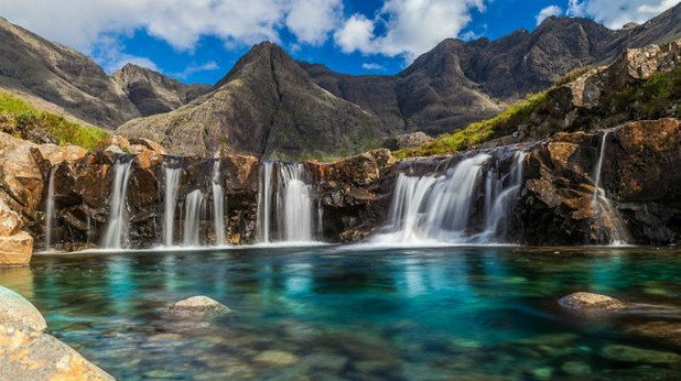 Aко посещавате Шотландия, задължително планирайте пътуване до остров Скай и така наречените Fairy Pools - приказно красиви естествни басейни