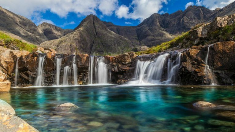 Aко посещавате Шотландия, задължително планирайте пътуване до остров Скай и така наречените Fairy Pools - приказно красиви естествни басейни