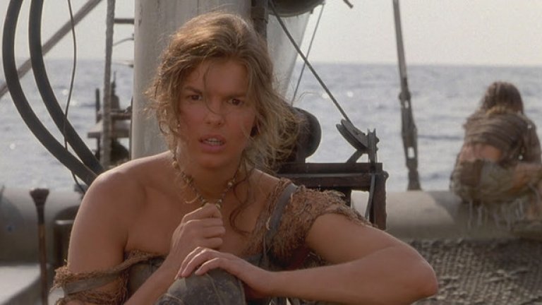 4. Джийни Трипълхорн във "Воден свят" (1995)
Джийни Трипълхорн играе Хелън в продукцията с участието на Кевин Костнър. Първоначален приблизителен бюджет: 175 млн долара. Световен приход: 264,2 млн. долара. Добавен световен приход: 409,6 млн. долара