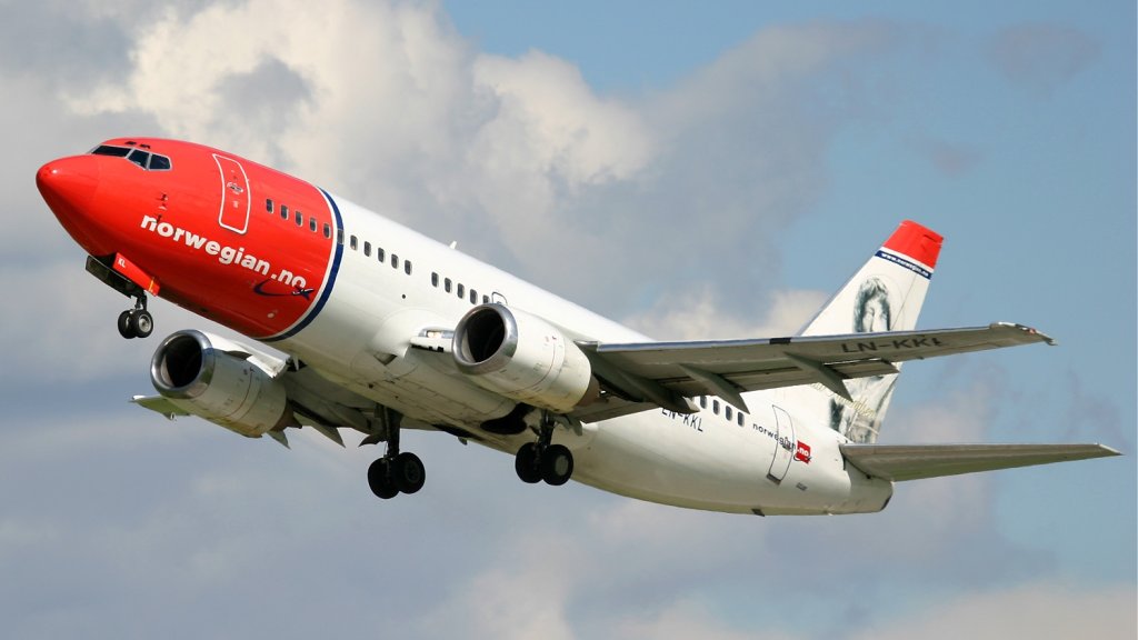 Norwegian_Air_Shuttle_Boeing_737-300_Pichugin