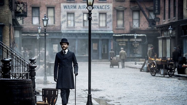 Най-голямо впечатление в "The Alienist" прави отлично пресъздадената атмосфера. Действието се развива в Ню Йорк през 1896 г. След намирането на обезобразеното тяло на момче д-р Крайслър започва свое собствено разследване.