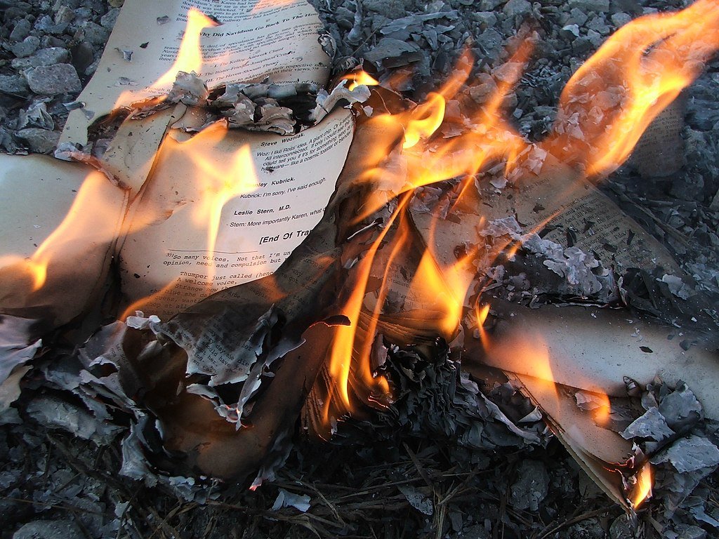 1024px-The_House_of_Leaves_-_Burning_4